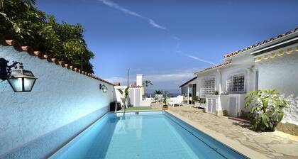 Bungalow dans un endroit très calme avec vue imprenable sur la mer et piscine chauffée