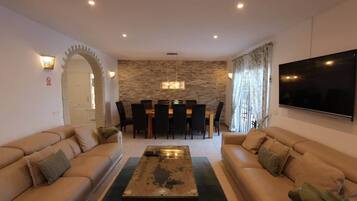 Een smart-tv, een open haard en een stereo