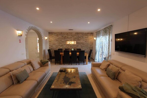 Smart TV, fireplace, stereo