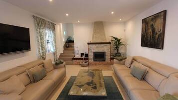 Smart TV, fireplace, stereo