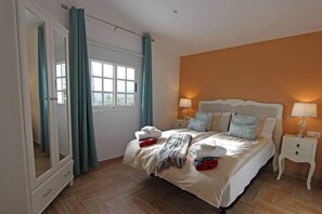 6 chambres, coffres-forts dans les chambres, fer et planche à repasser