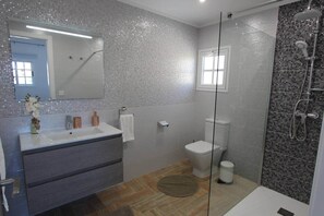 Douche, sèche-cheveux, serviettes fournies, savon