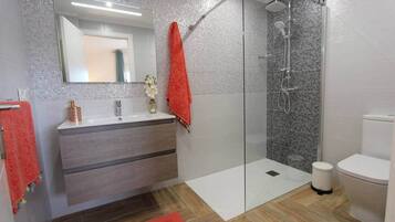 Een douche, een haardroger, handdoeken, zeep