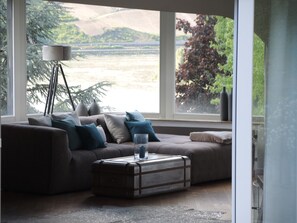Smart TV, chimenea, libros y videoteca 