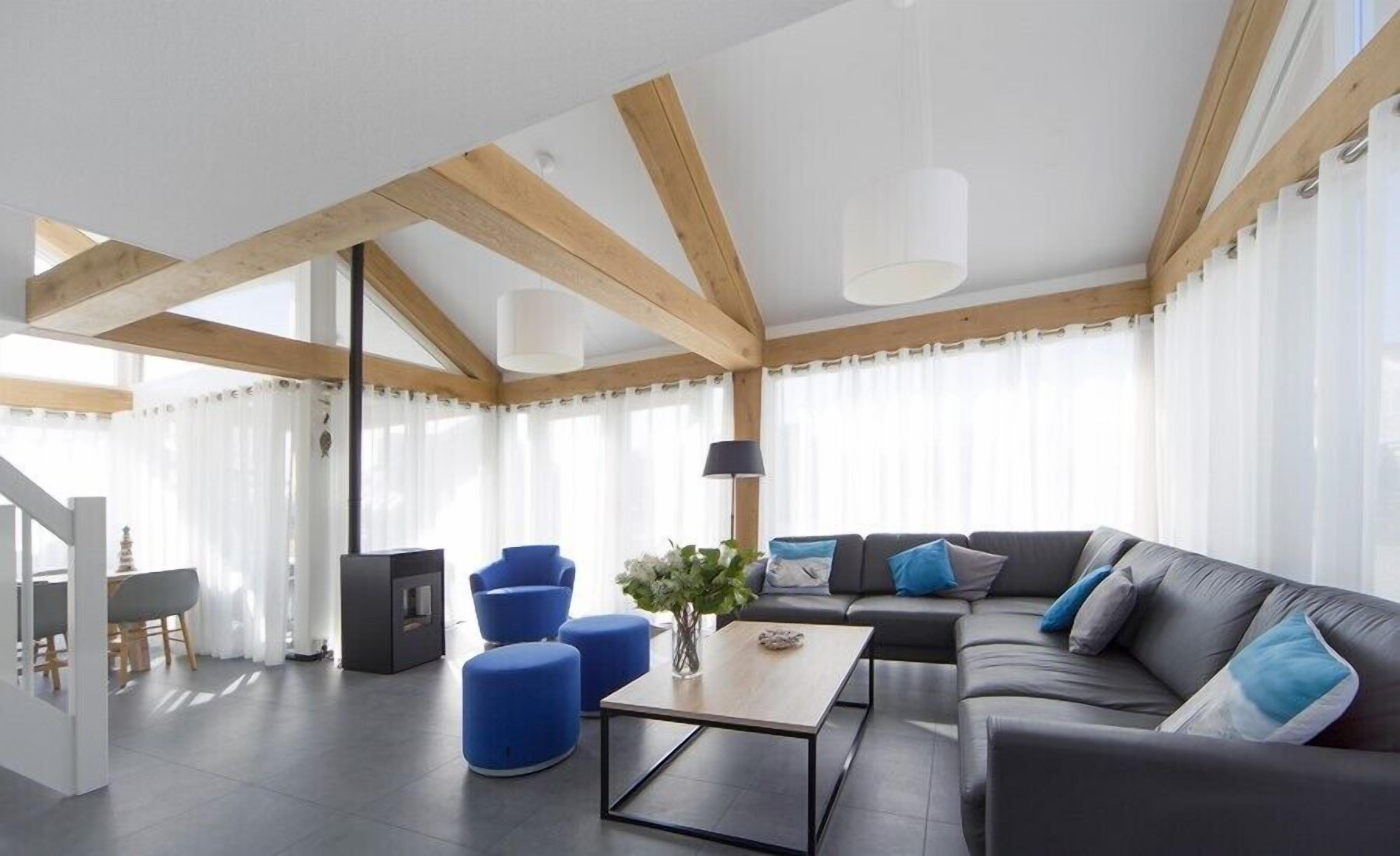 Een televisie en een open haard