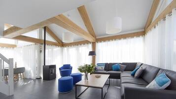 Een televisie en een open haard