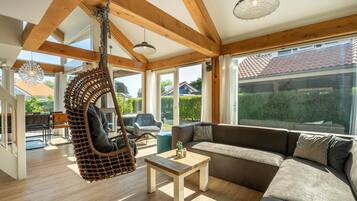 Een televisie, een open haard en een stereo