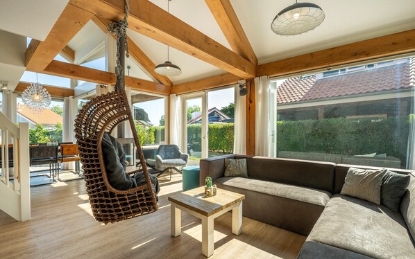 TV, fireplace, stereo