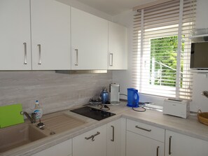 冷蔵庫、電子レンジ、オーブン、コンロ