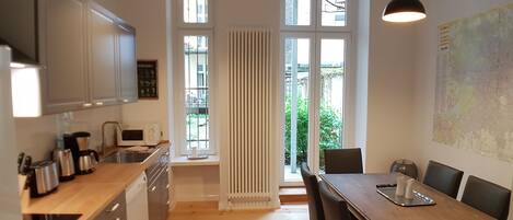 Kylskåp, mikrovågsugn, ugn och spishäll