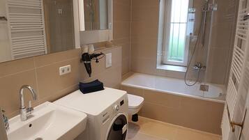 Badewanne, Haartrockner, Handtücher, Seife