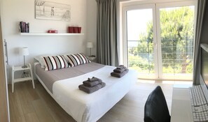 5 dormitorios, escritorio, tabla de planchar con plancha y cuna de viaje