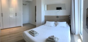 5 Schlafzimmer, Schreibtisch, Bügeleisen/Bügelbrett, Reisekinderbett