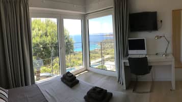 5 habitaciones, escritorio y tabla de planchar con plancha