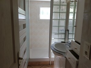 シャワー、トイレットペーパー