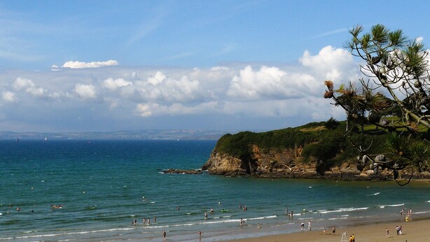 A beach with clear skies, calm waters, and a rocky cliff with vegetation. - Character cottage **** Manor of Kerdanet Poullan sur Mer Sud Finistère Brittany (Poullan-sur-Mer)