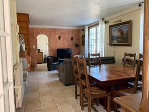 Una televisión, un reproductor de DVD, libros