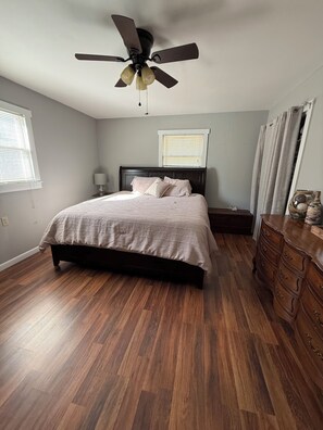 3 bedrooms, desk, free WiFi, bed sheets