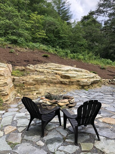 Escape to Linville Falls & Jonas Ridge: Spacious home, yard and adorable creek!