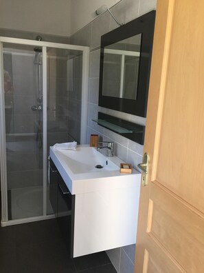Dusche, Handtücher, Seife, Toilettenpapier