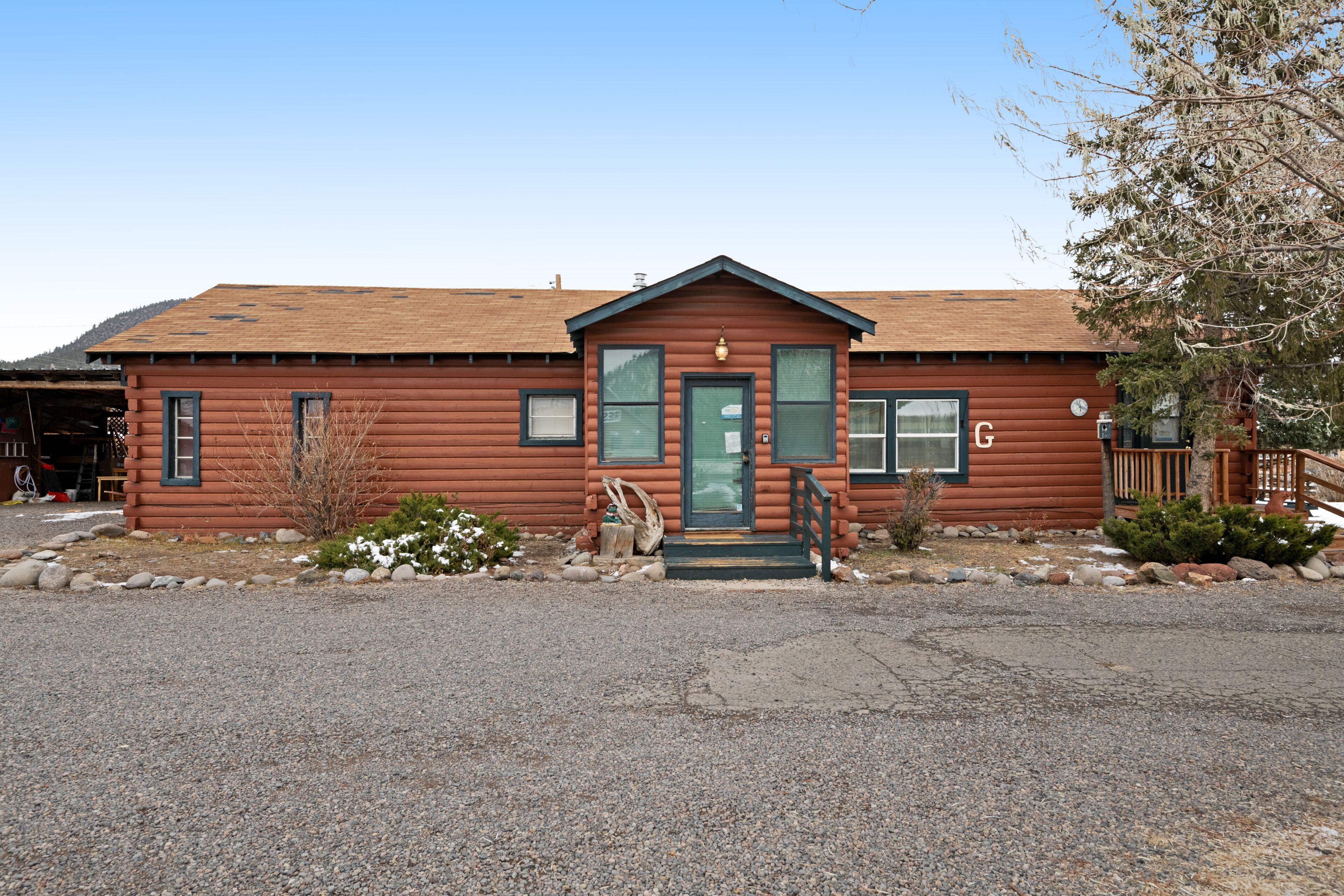 Rustic, dog-friendly cabin with kitchen, and ski access