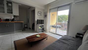 Televisor intel·ligent, reproductor de DVD i estèreo