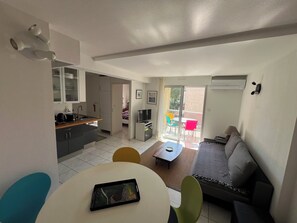 Smart TV, DVD player, stereo - T3 DUPLEX apartment, reversible air conditioning, private parking  (Six-Fours-Les-Plages)