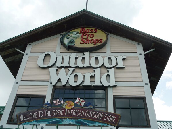 Un bâtiment sur lequel on peut lire l’inscription « Bass Pro Shops » et « Outdoor World ».