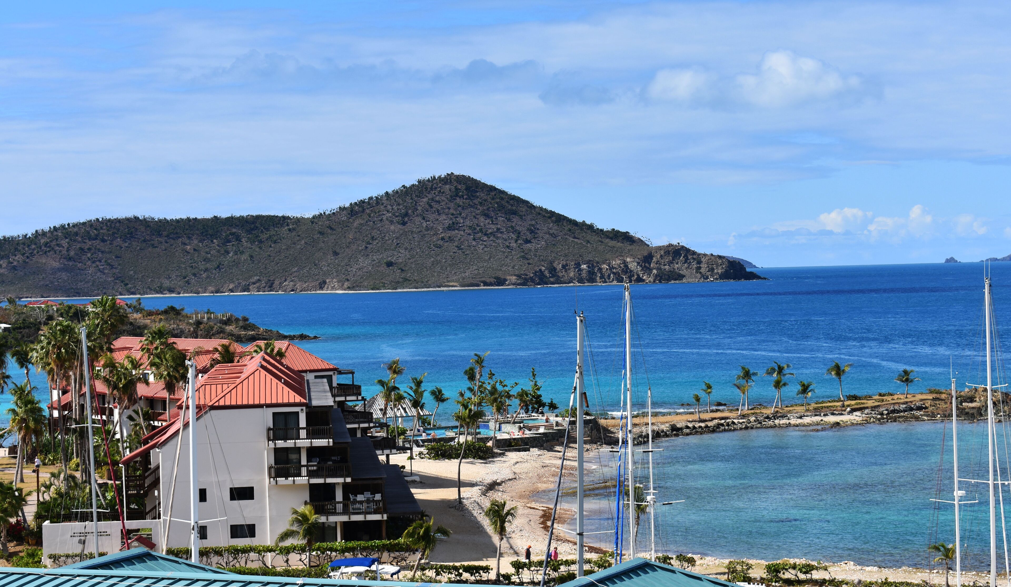 Beach nearby, sun loungers, beach towels