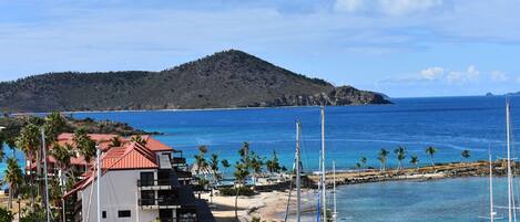 Playa en los alrededores, camastros y toallas de playa