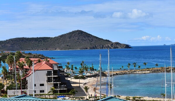 Beach nearby, sun loungers, beach towels