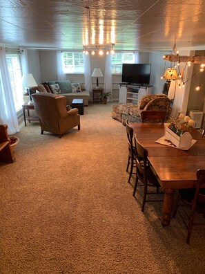 Smart TV, DVD player, books, video library - The Yoder’s on Somerset: Sleeps 1-6. (Berlin)