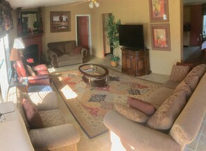 Smart TV, caminetto, lettore DVD, libri