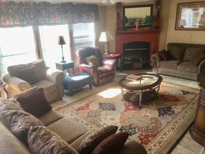 Smart TV, fireplace, DVD player, books - Sleeps 6 in 4 Queen Beds, former farmland, near New Bern, home of Tryon Palace. (New Bern)
