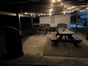 Outdoor dining - Sleeps 6 in 4 Queen Beds, former farmland, near New Bern, home of Tryon Palace. (New Bern)