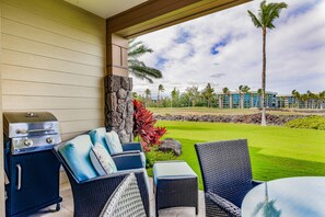 Outdoor dining - 5 Star condo 10H with golf discount through 2026, Hilton Pool Pass included (Waikoloa Village)
