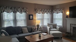 スマートテレビ、暖炉、書斎 / ワークスペース