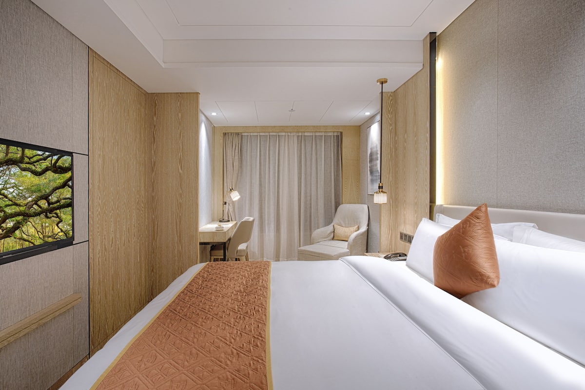 1 bedroom, premium bedding, minibar, in-room safe