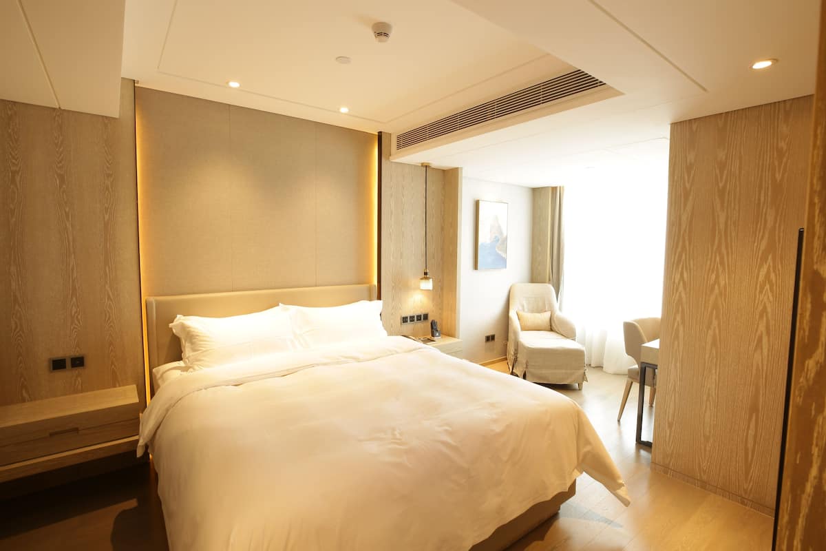 1 bedroom, premium bedding, minibar, in-room safe