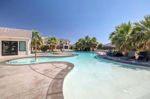 Pool Side Villa |Pet-Friendly Modern Escape w/ Games, Pool Toys, Bikes & More! Near St.George