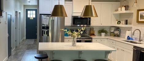 Réfrigérateur, four à micro-ondes, un four, surface de cuisson