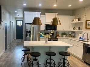 ثلاجة، ميكروويف، فرن، موقد طهي مسطح