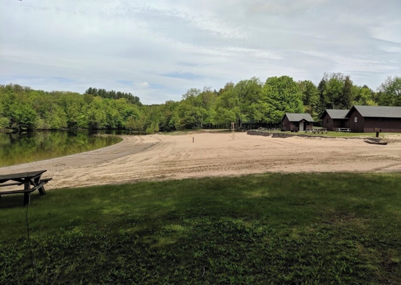 在海滩、沙滩椅、沙滩毛巾