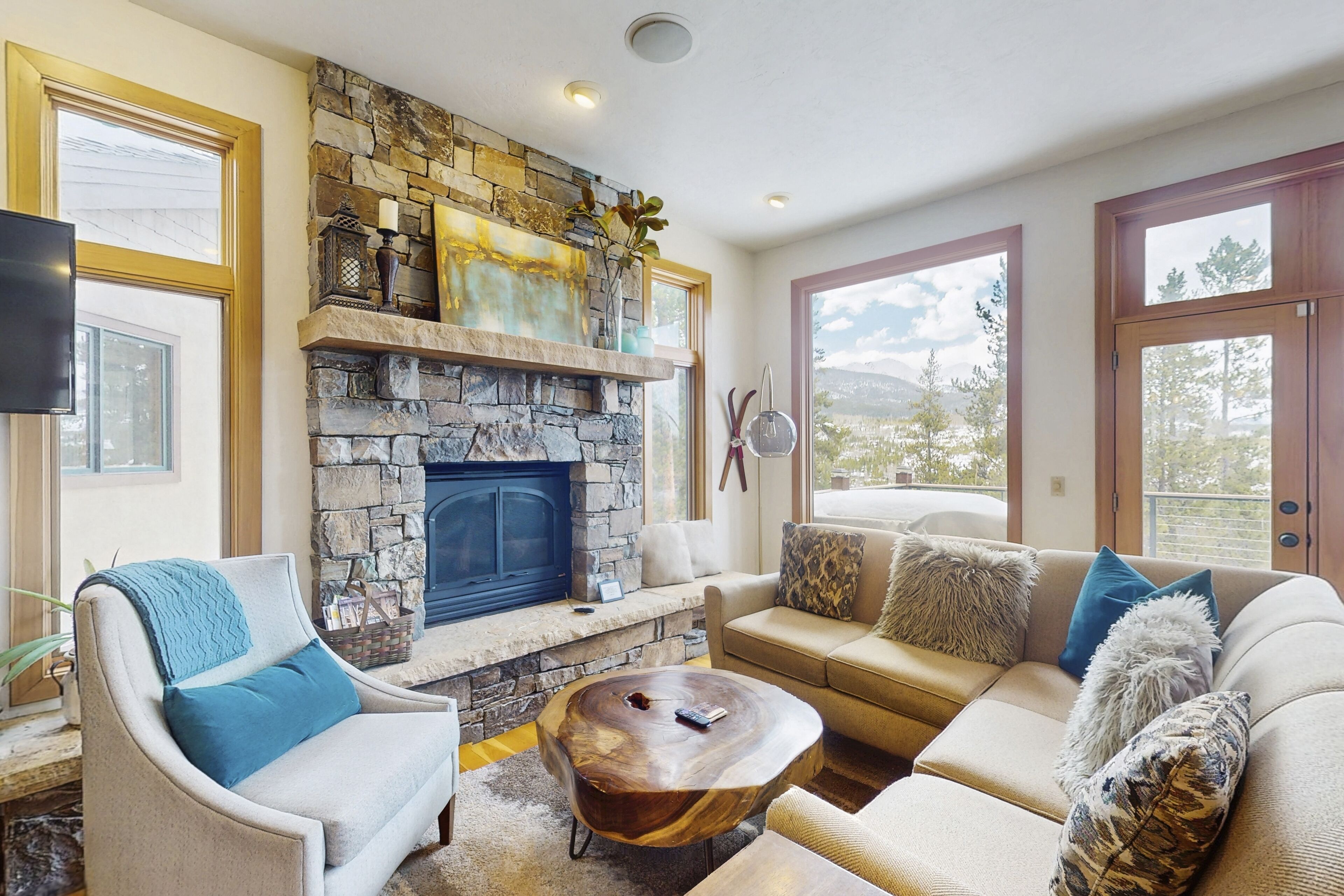 電視、壁爐、DVD 播放機、乒乓球設施