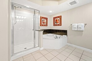 Ensemble baignoire-douche, serviettes fournies