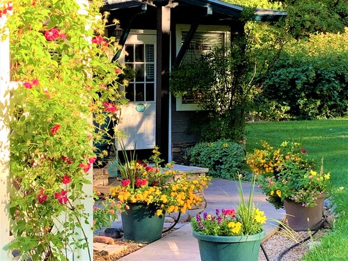 ROMANTIC ENCHANTED COTTAGE WITH PRIVATE HOT TUB & POOL ACCESS ON PRIVATE RANCH