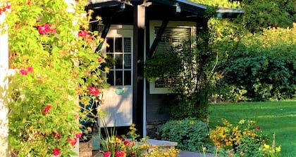 ROMANTIC ENCHANTED COTTAGE WITH PRIVATE HOT TUB & POOL ACCESS ON PRIVATE RANCH