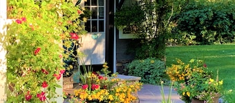 ROMANTIC ENCHANTED COTTAGE WITH PRIVATE HOT TUB & POOL ACCESS ON PRIVATE RANCH