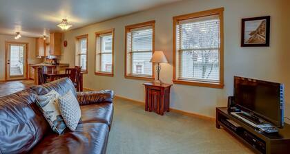 Hutson's Hideaway - askelet keskustaan, näkymät, suloinen huoneisto, kodikas ja uudempi