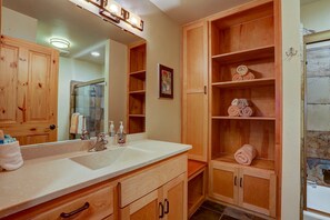 Suihku, hiustenkuivaaja, pyyhkeet